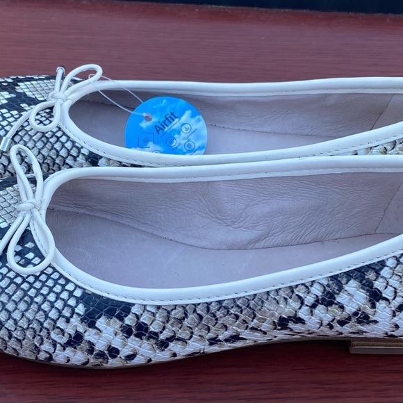 Gianni Bini Snakeskin Print Ballet Flats Bow Accents Slip On Shoes - Picture 2 of 5